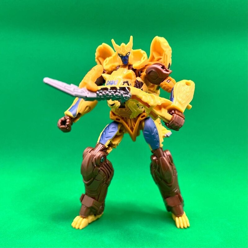 Transformers: Rise of the Beasts Cheetor In-Hand Robot Mode Images